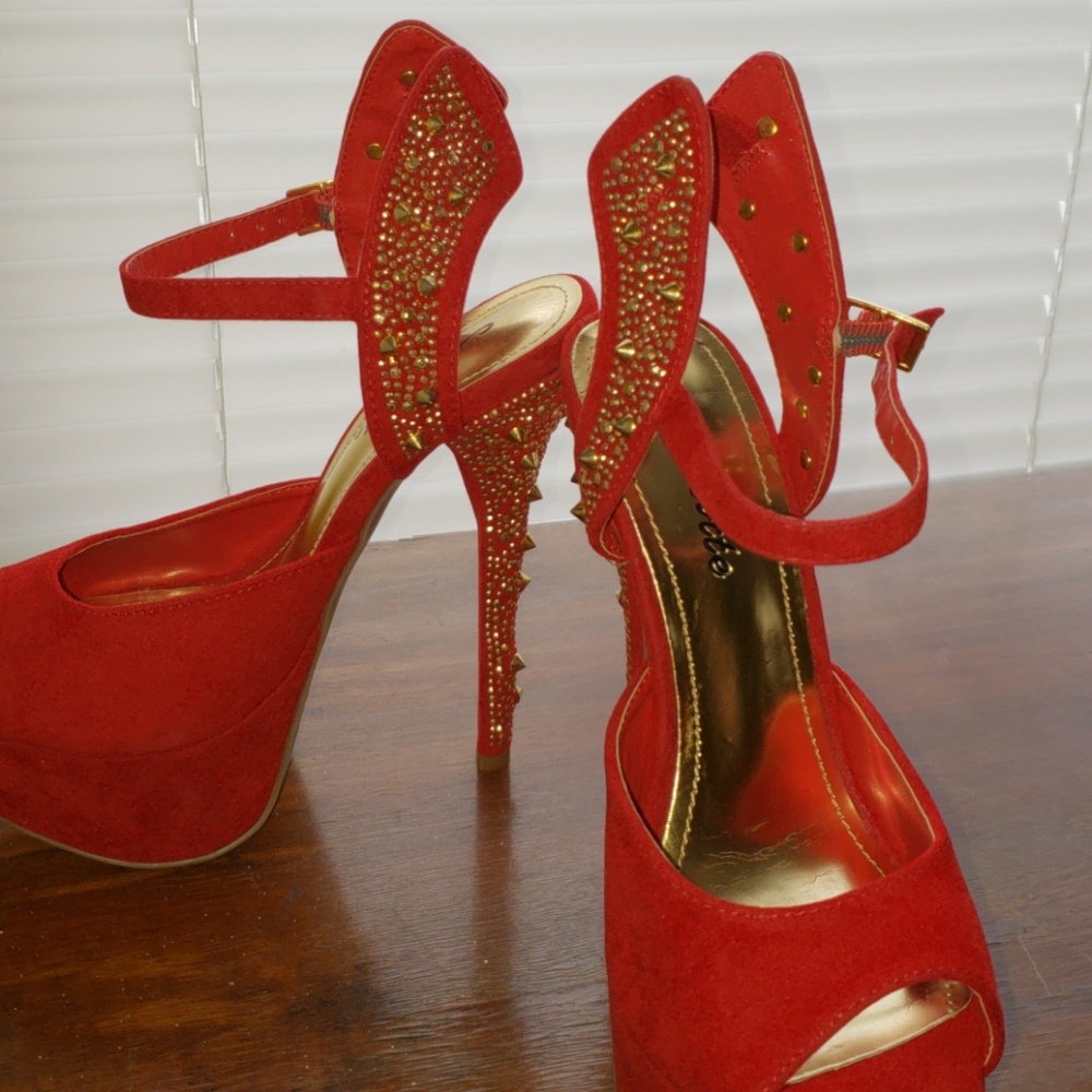 Mascotte red platform heels with gold details